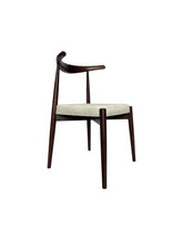 Japandi stoel van walnoot essenhout met witte bouclé stof, minimalistisch design geïnspireerd door Japanse en Scandinavische stijlen